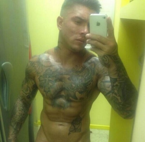 Andrew England, fitness model from the UK gets exposed. These are the alleged photos 4