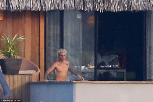 Justin Bieber nude in Bora Bora 10