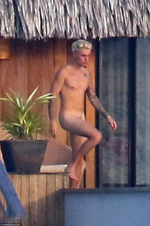 Justin Bieber nude in Bora Bora 3