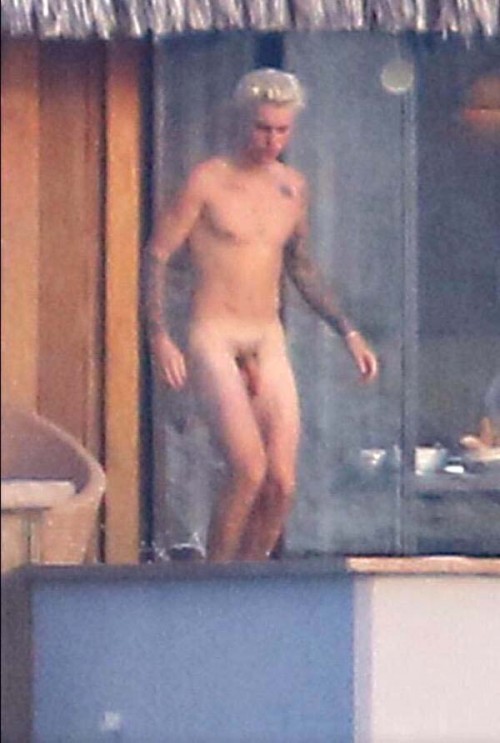 Justin Bieber nude in Bora Bora 4