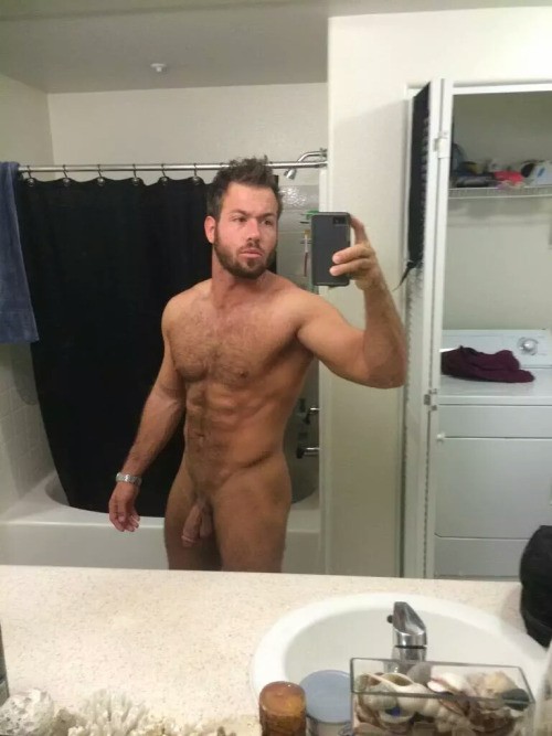 Nude gym selfies