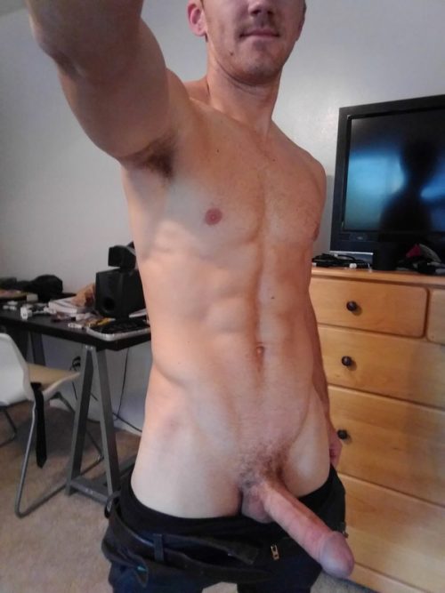 naked-guy-selfie-3.